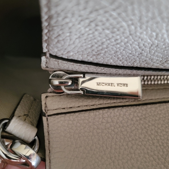 Michael Kors Shoulder Bag Tote pebbled leather w lock EUC - Picture 5 of 9